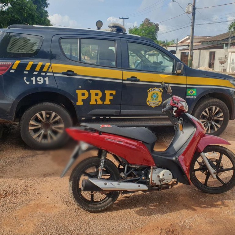 PRF Recupera Motocicleta Roubada, Apreende Arma de Fogo e 800 Perfumes Falsificados